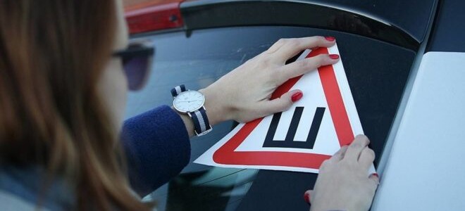 Знак «Шипы» на автомобиле: нужно ли клеить и как это сделать
