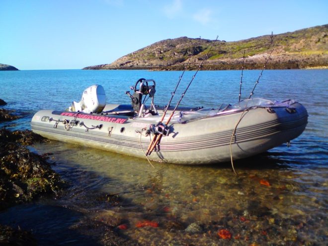 надувная лодка на море